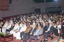 الجمهور الحاضر يتابع الوصلات الغنائية 	(تصوير مرهف حورية)
