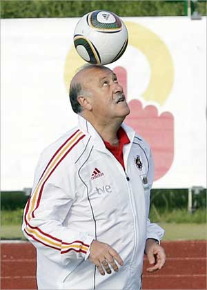 «على راسي» ... فيسنتي دل بوسكي مدرب منتخب إسبانيا (اي بي ايه)