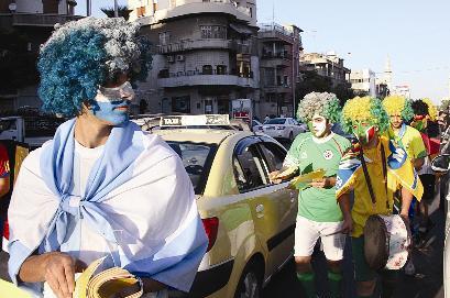 شبان سوريون يوزعون منشورات خاصة بكأس العالم في شوارع دمشق (اي بي ايه)