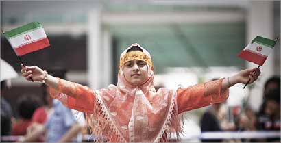 فتاة ايرانية تلوح بعلم بلادها في جناح ايران في معرض «اكسبو 2010» في شنغهاي امس (ا ب)