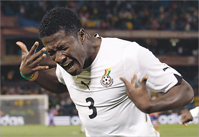 الغاني أسامواه يحتفل بتسجيل هدف المباراة الوحيد (رويترز)