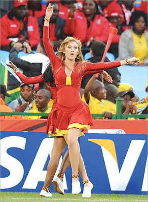 مشجعة من غانا دخلت أرض الملعب (ا ف ب)