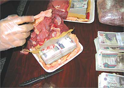 الجنيهات مخبأة تحت اللحمة