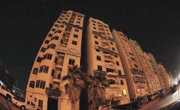 الشوارع مضاءة... بأنوار السيارات