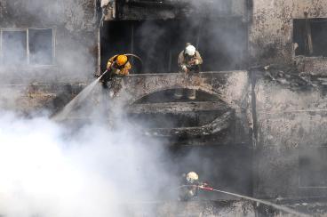 رجال الاطفاء يكافحون الحريق