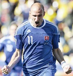 روبرت فيتك يحتفل بتسجيل هدف التقدم لسلوفاكيا		(ا ف ب)