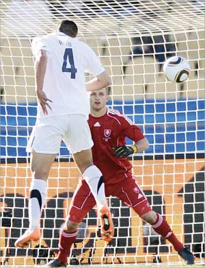 وينستون رد يسجل هدف التعادل لنيوزلندا (ا ف ب)