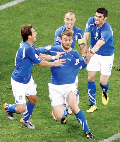 u0631u0648u0633u064a u064au062du062au0641u0644 u0645u0639 u0632u0645u0644u0627u0626u0647 u0628u062au0633u062cu064au0644 u0627u0644u0647u062fu0641 (u0631u0648u064au062au0631u0632) 