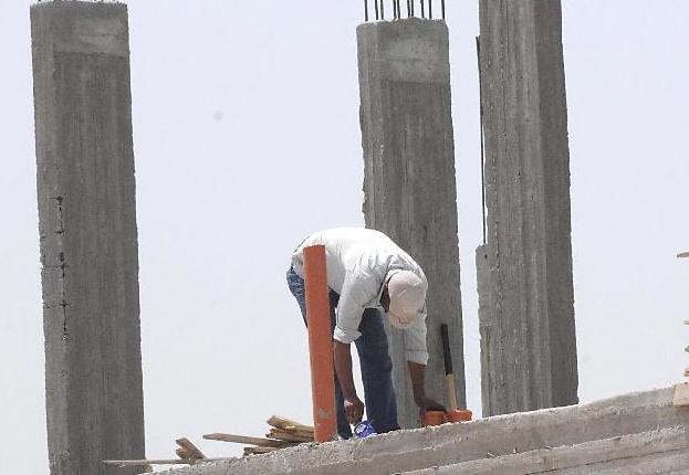 العمل مستمر تحت لهيب الشمس رغم حظره من وزارة الشؤون				(تصوير جلال معوض)