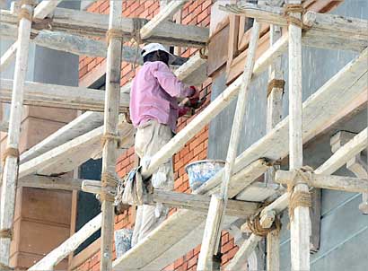 عامل يعتلي «سقالة الموت»... ظهراً 