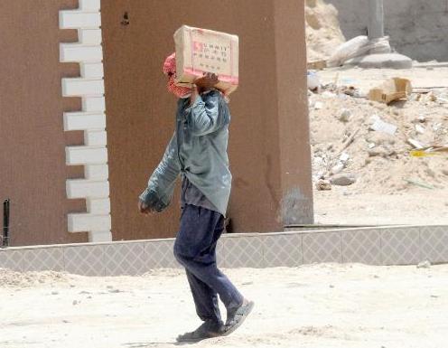 رغم أنف الحر ... العمل متواصل من أجل لقمه العيش