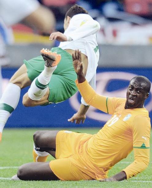 رونالدو يتخطى لاعب ساحل العاج يايا توريه في حركة بهلوانية رائعة				 «ا ف ب»