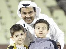 يوسف وعلي بهمن مع الفنان عبدالرحمن العقل