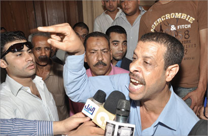 ... ووالد عيساوي معترضاً على الحكم