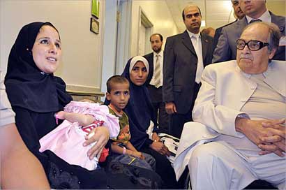 الشيخ صالح كامل مع أطفال مرضى وذويهم