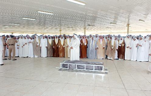 الاستعداد لصلاة الجنازة 		(تصوير زكريا عطية)