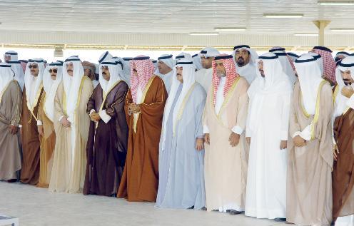 سمو ولي العهد ومشعل الأحمد وناصر المحمد والشيوخ يتقدمون جموع المشيعين