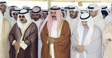 ولي العهد ومشعل الأحمد والمحمد يؤدون صلاة الجنازة