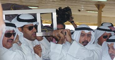 محمد الصباح مشاركا في حمل الجثمان 