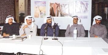 الفقيد الراحل خلال ترؤسه لسباق الزوارق السريعة في مارس 1990