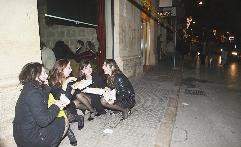 فتيات امام احدى الحانات