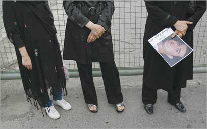 اقرباء الطبيب الايراني شهرام شهماري الذي قتل مع 6 آخرين في حادث في الفيليبين ينتظرون وصول جثمانه في طهران امس (رويترز)