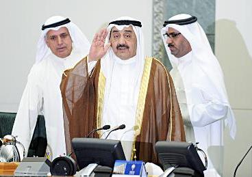 الخرافي محيياً الحضور لدى دخوله «عبد الله السالم» 					(تصوير موسى عياش)