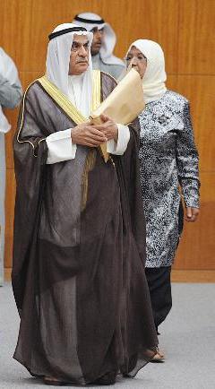 السعدون كان مستعداً بـ «أوراقه»