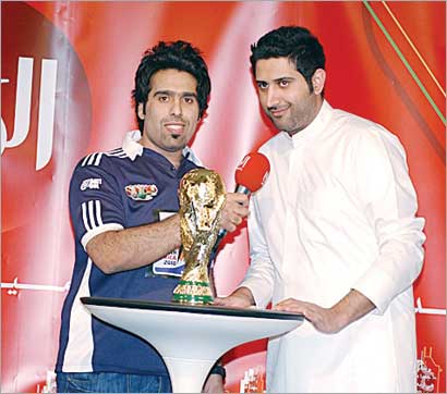 الفنان فيصل دشتي متحدثا للمذيع عبدالعزيز النبهان 