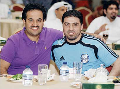 الشيخ دعيج الخليفة مع الزميل أيمن أبوعودة 