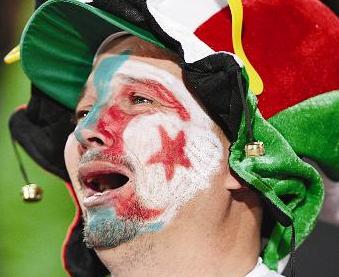 جزائري في مدرجات «لوفنتوس فوسفلد» في بريتوريا يبكي خروج منتخب بلاده (اب)