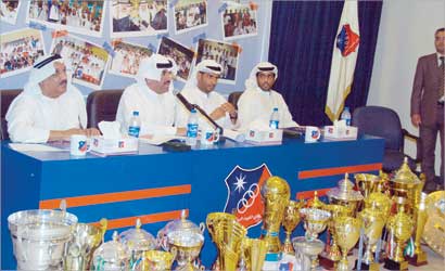 المرزوق يتحدث إلى الأعضاء بحضور خالد وفهد الغانم ووليد الراشد 