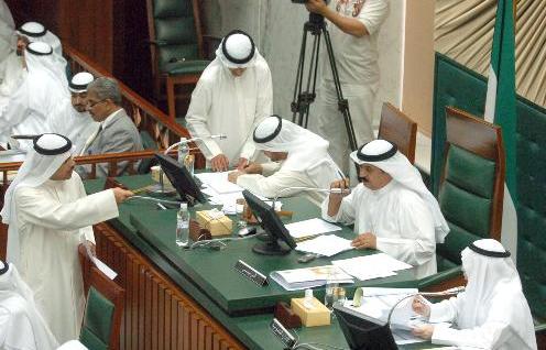 الجسار في حوار مع العازمي على هامش الجلسة