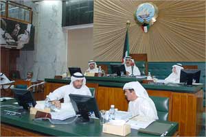 العازمي مترئساً الجلسة (تصوير نور هنداوي)