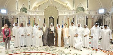 سمو الأمير متوسطاً بحضور سمو ولي العهد أعضاء «سنيار 4»