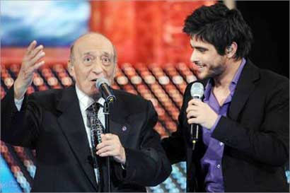 ... ومع الكبير وديع الصافي ينشدان «سيّجنا لبنان»