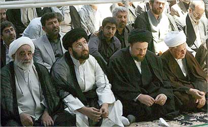 حسن الخميني جالساً إلى جوار رفسنجاني (خاص - «الراي») 