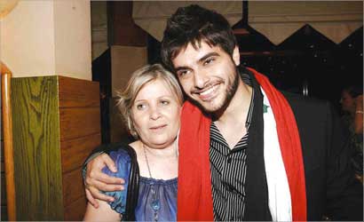 ناصيف متأبطا أمه