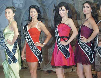 سماح غندور (الثانية يمين) وريما فقيه (الثالثة يمين) في مسابقة الإخاء اللبناني - السوري