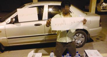 أحد المضبوطين ببيع خمور على قارعة الطريق في الفردوس!  	 (تصوير زكريا عطية)