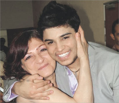 مع أمه في الوداع الأخير