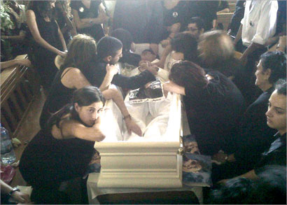 رامي الشمالي مسجى في نعشه ويحيط به رفاقه في الأكاديمية