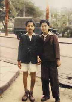 في ساحة بيروت مع صديقه سنه 1951