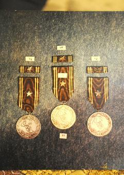 الأوسمة العسكرية التي صممها