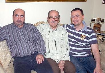 مع صهره وابنه