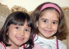 حفيدتا المؤذن ونظرة لعدسة «الراي»