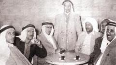 مع مجموعة من أصدقائه في منتصف الأربعينات