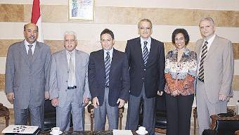 وزير الداخلية اللبناني متوسطا وفد المنظمة ورئيس بلدية بيروت