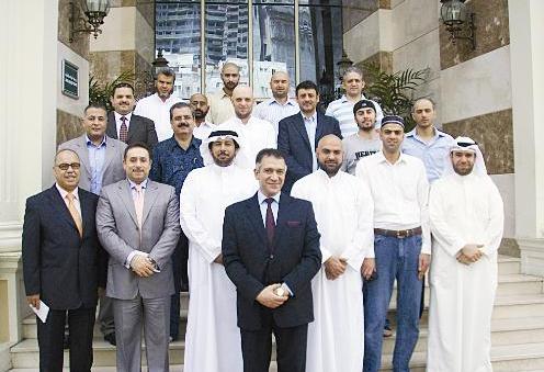 المجموعة مع مدير عام فندق ايلاف المشاعر ايهاب عيد