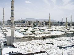 مظلات كهربائية لحماية المصلين في المسجد النبوي من لهيب الشمس
